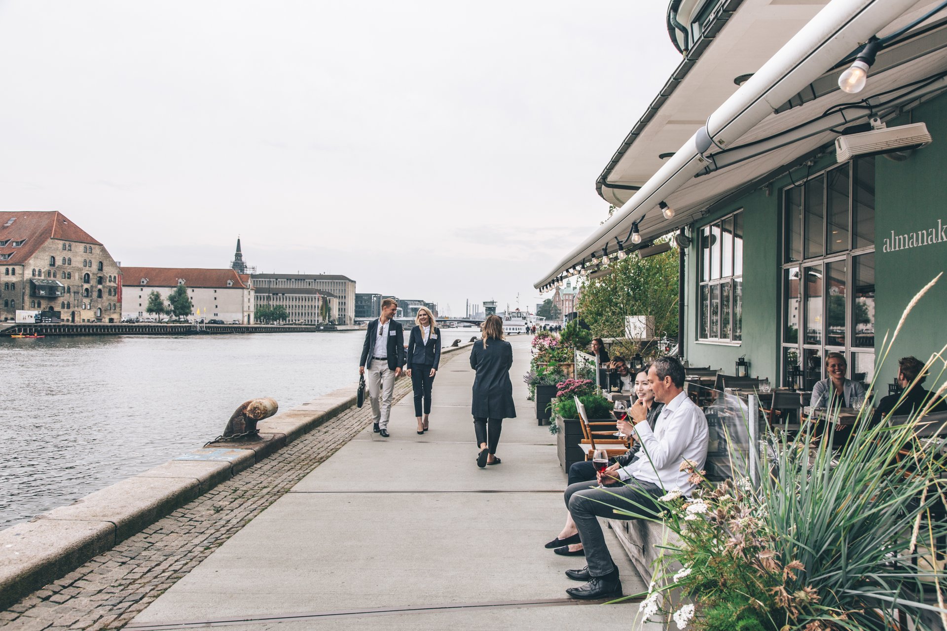 Personer holder gå-møde langs promenaden