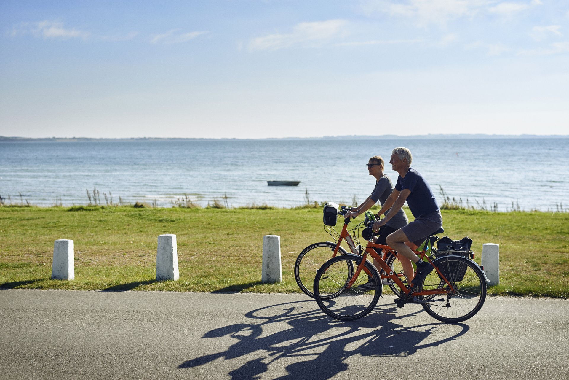 To cyklister cykler i naturen på Djursland