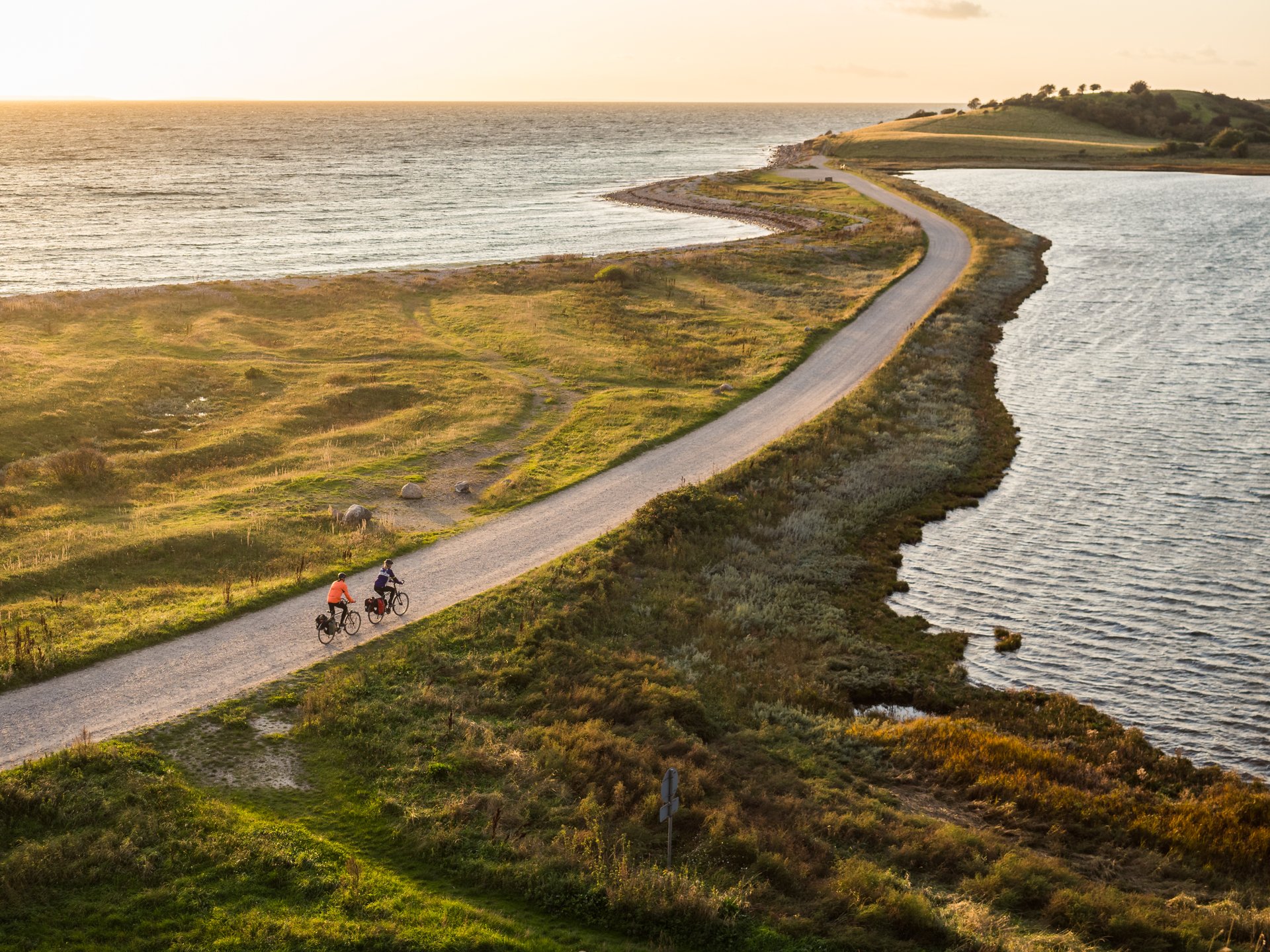 Cyklister cykler langs en cykelsti i Fynshoved