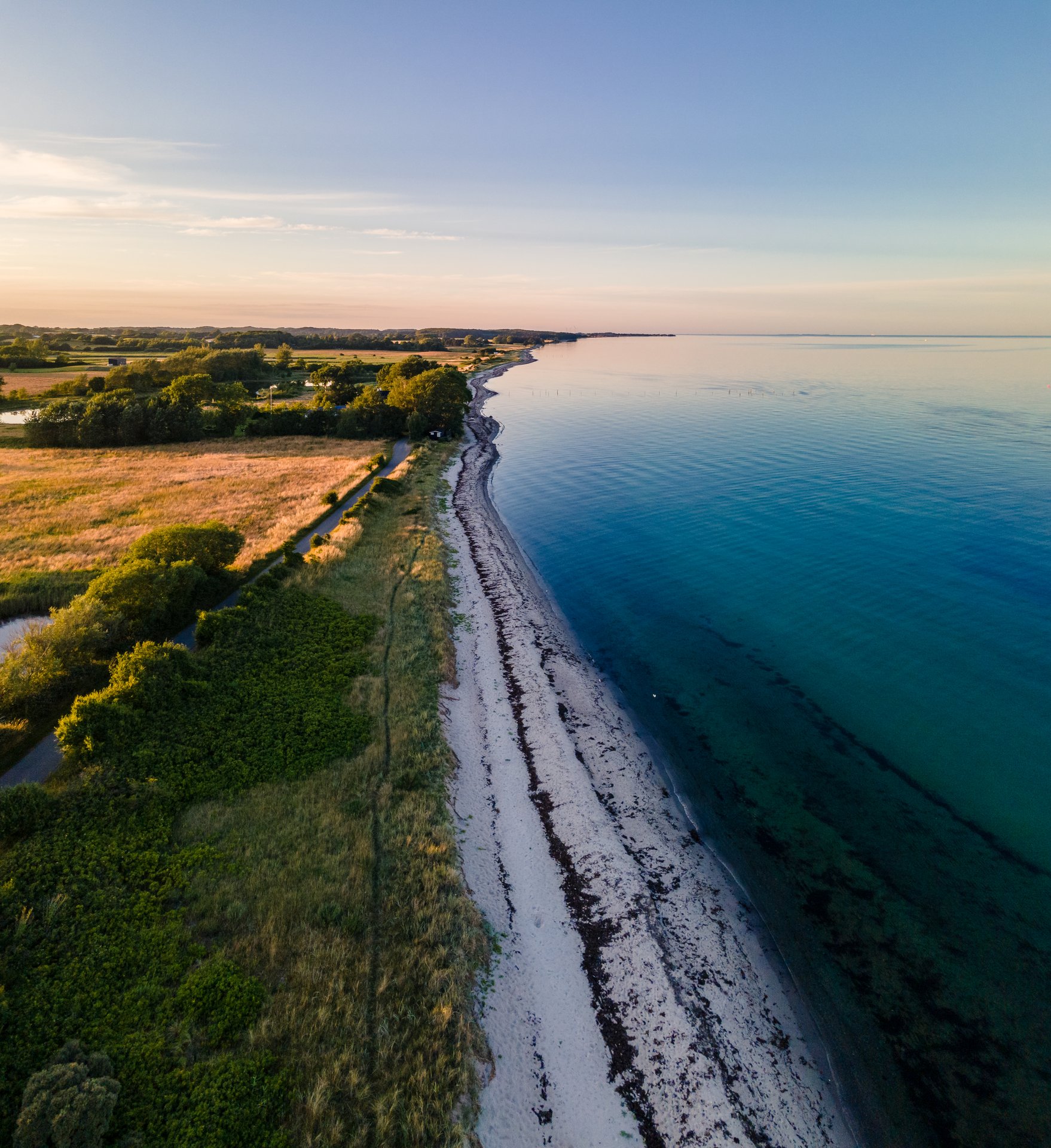 Foto af Langelands kyst og natur set oppefra