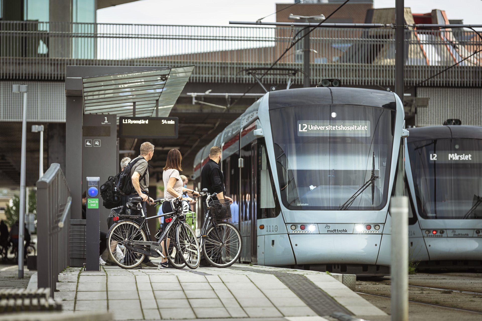 To cyklister går ind i Aarhus letbane