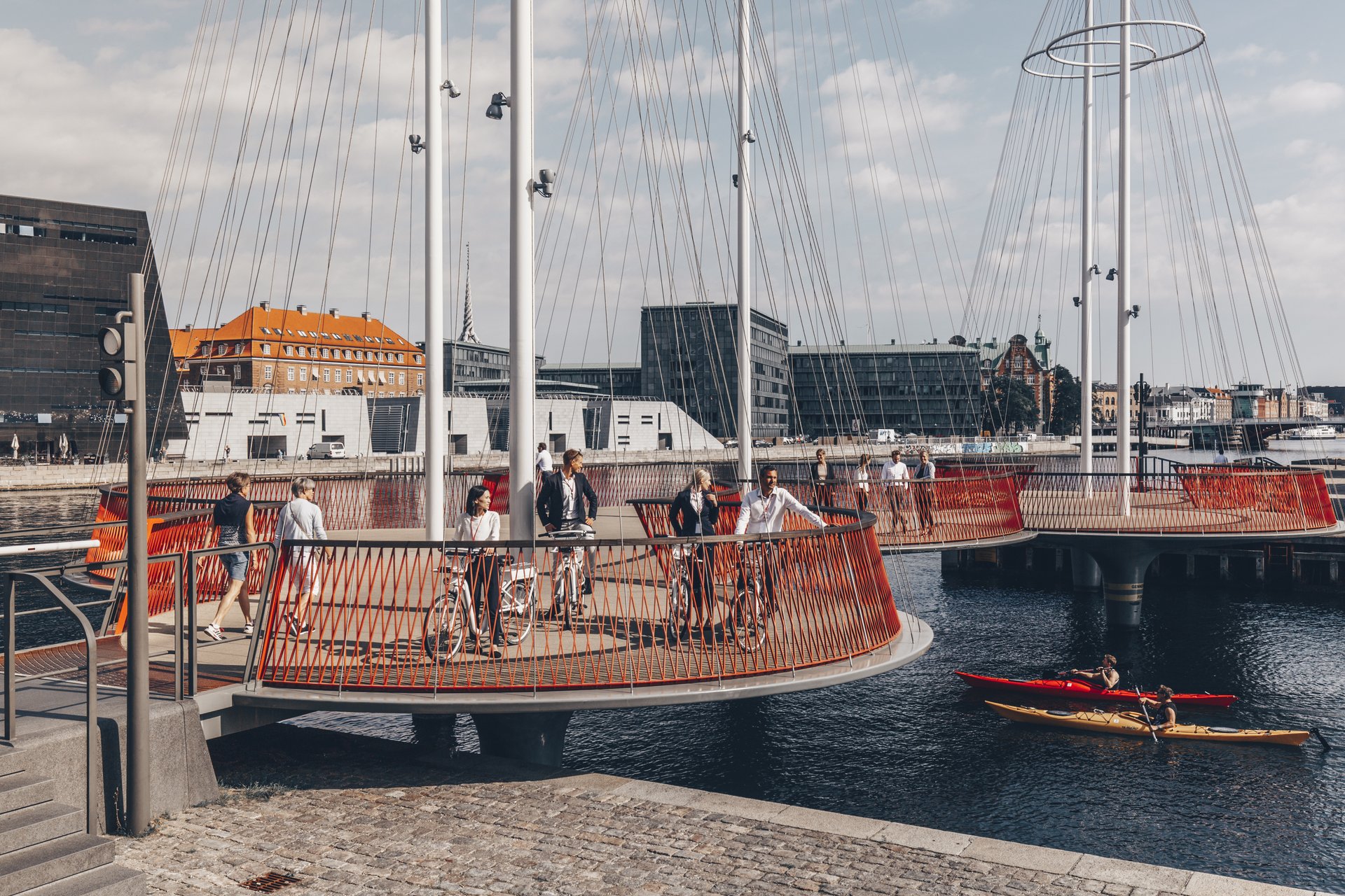 Cyklister og forgængere står på Cykelbroen i København