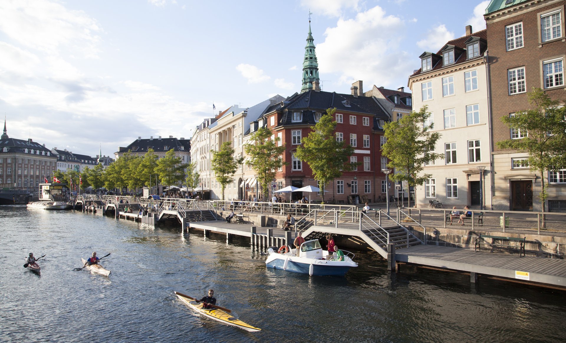 Foto af Københavns kanaler med både i solskin