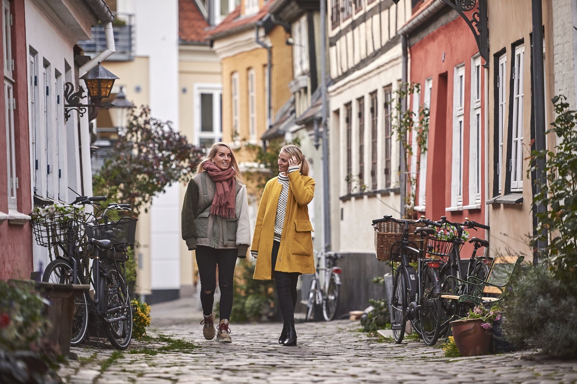 To personer går en tur i Aalborgs hyggelige gader