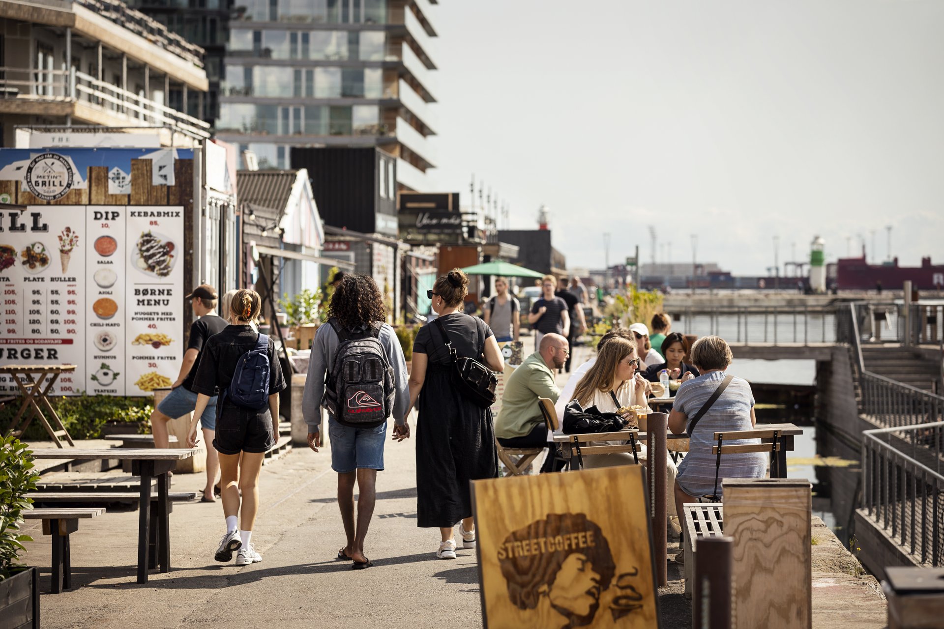 En gruppe mennesker går tur langs Aarhus Havn