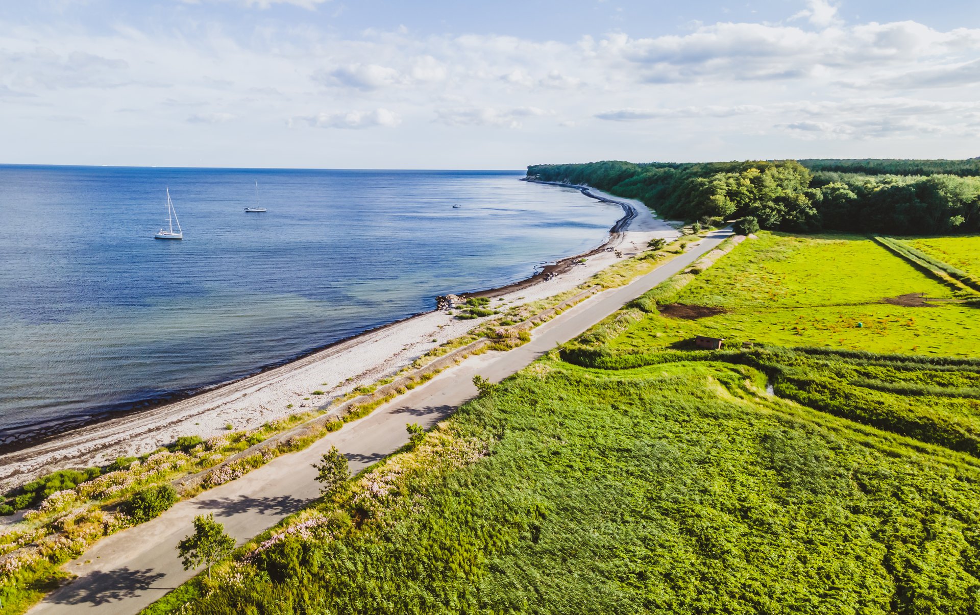 Luftfoto af hav og strand ved Hesnæs Strand
