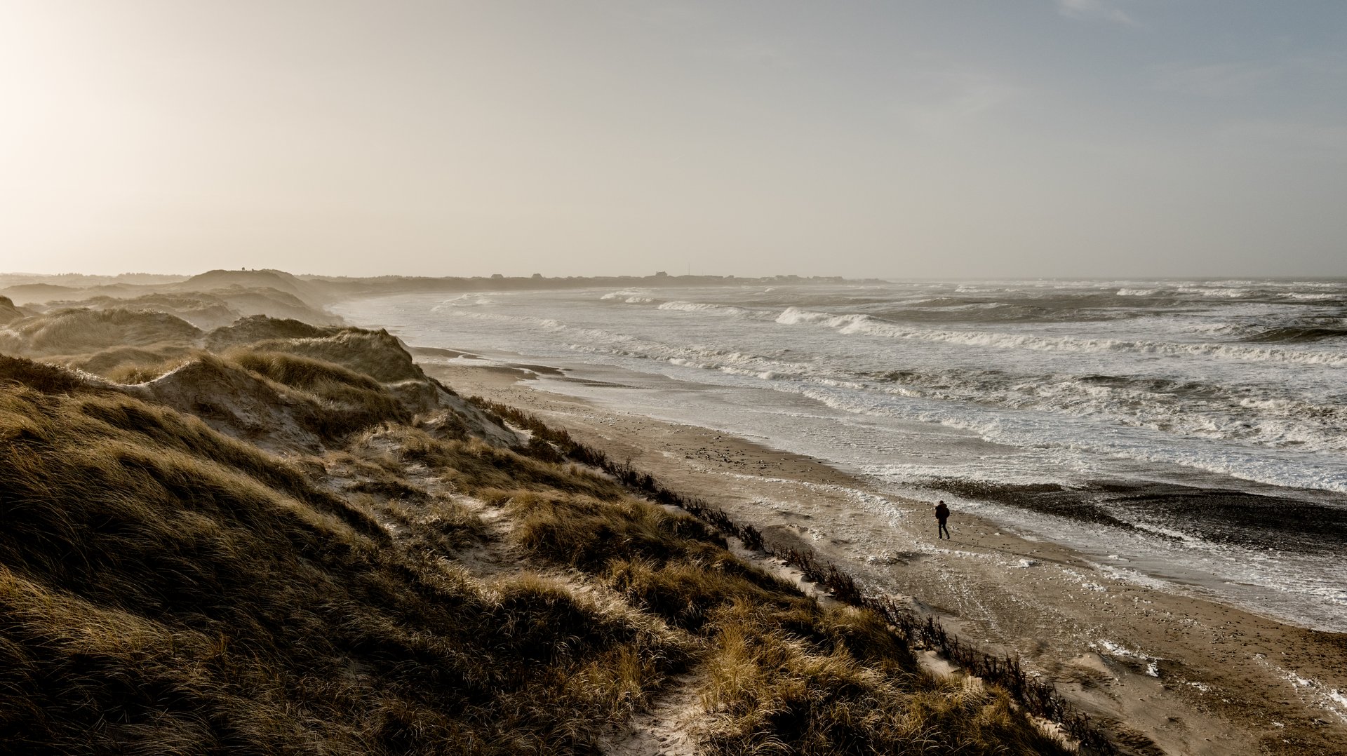 Luftfoto af Klitmøller med bølger i havet