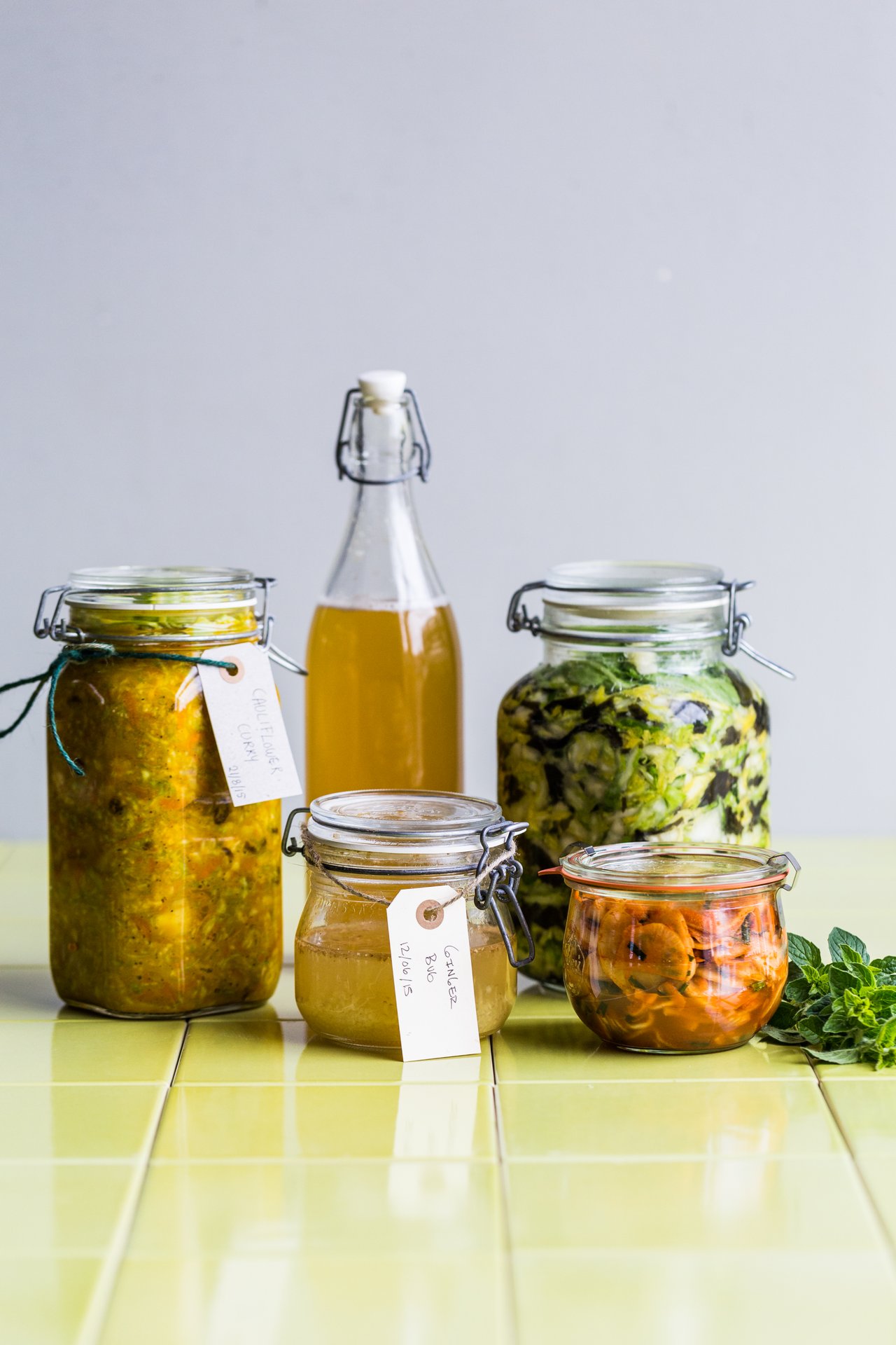 Krukker med fermenterede grøntsager i glas