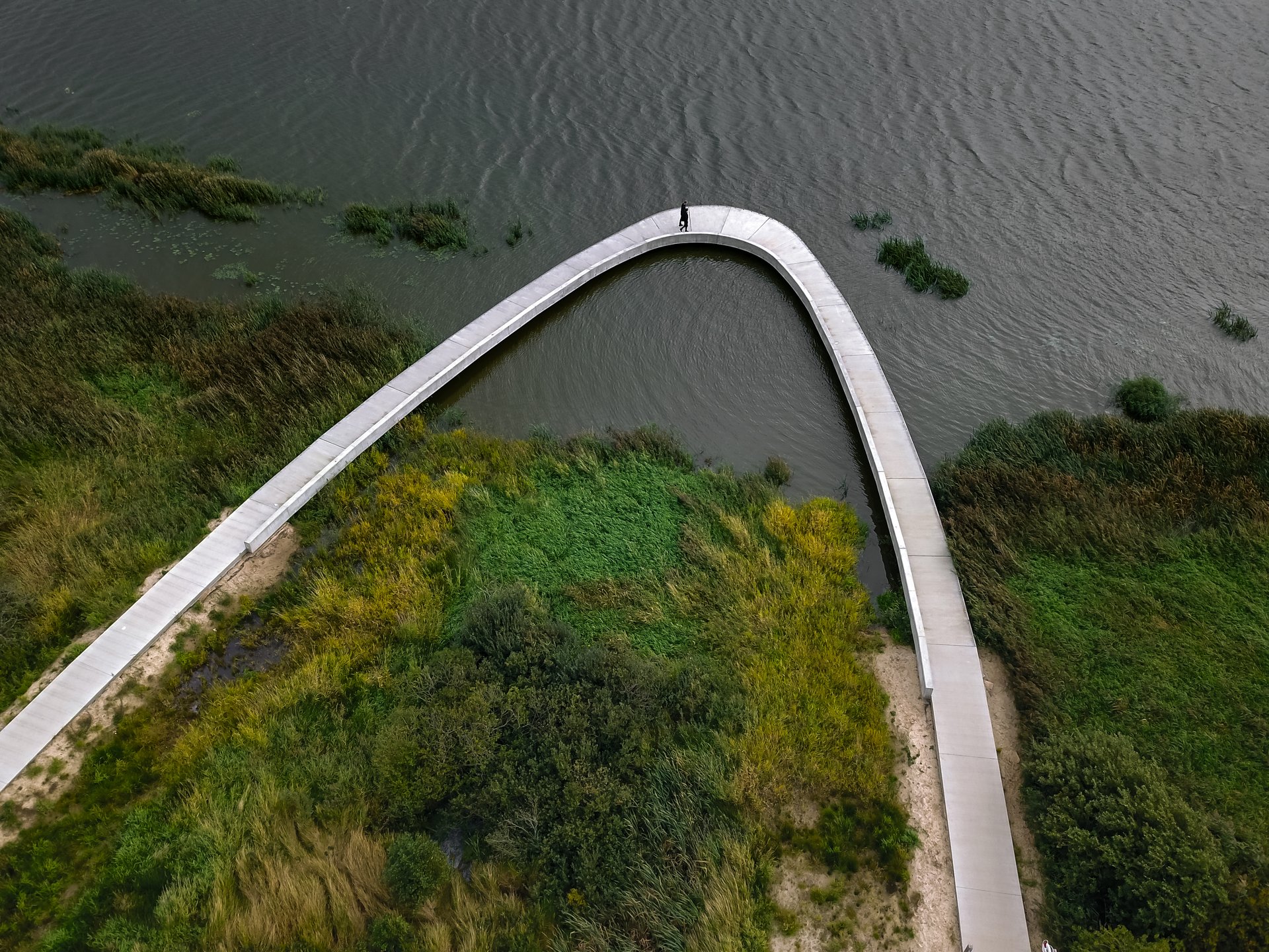 Luftfoto af Filsø med hav og bro