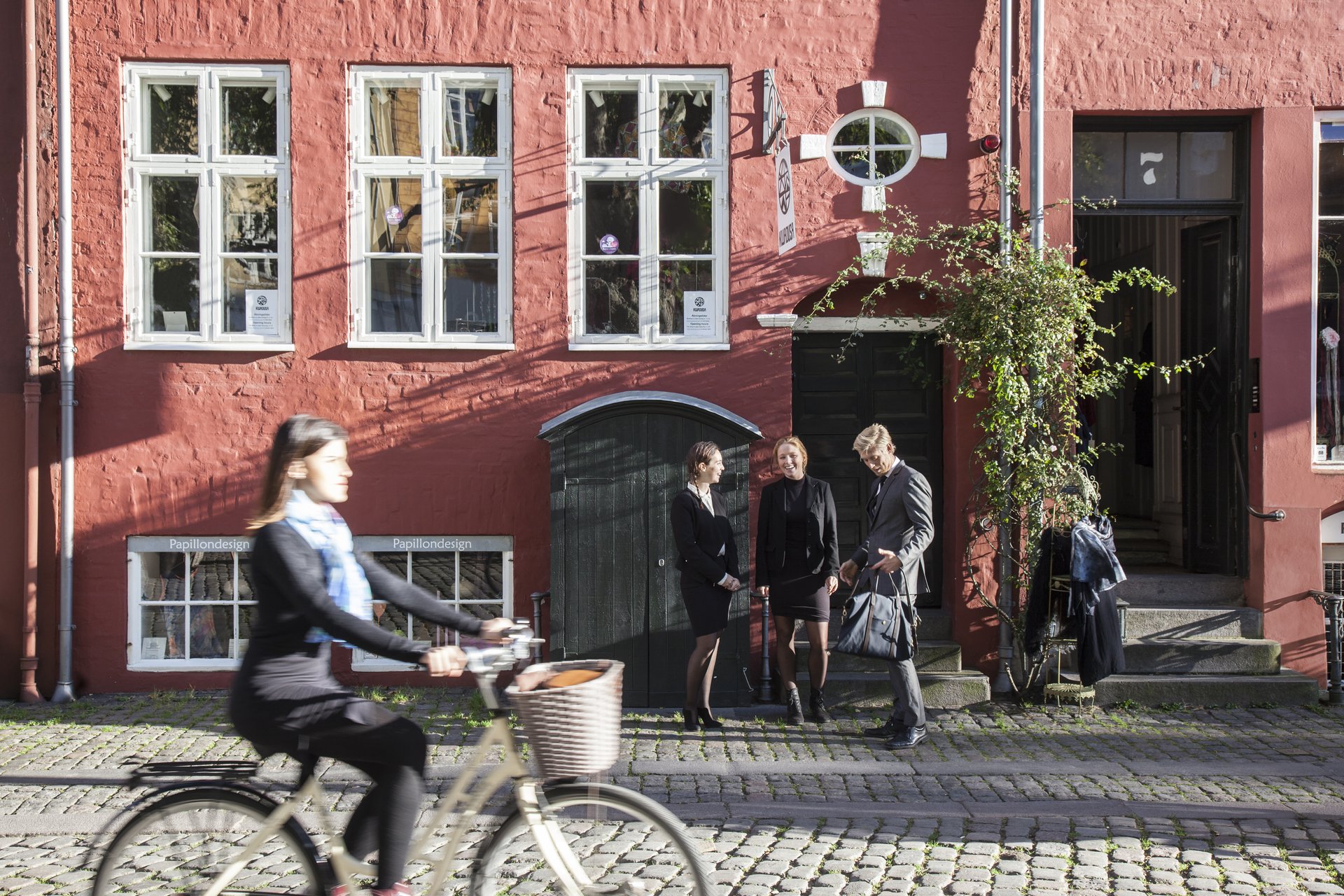 Tre personer holder møde på Grøbrødre Torv
