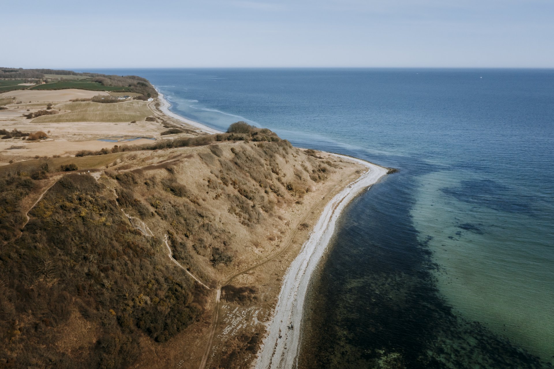 Luftfoto af strand og hav ved Jernhatten