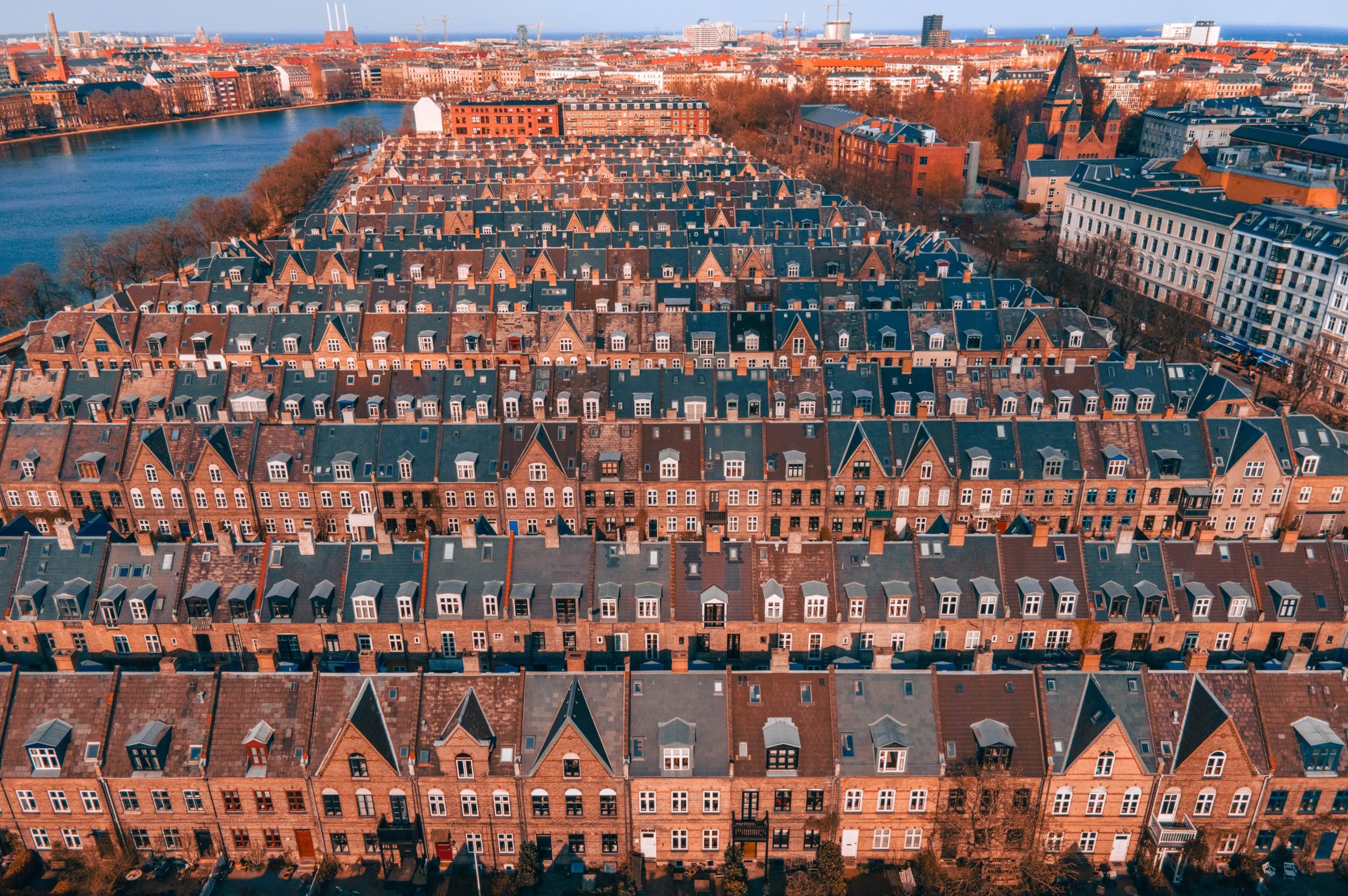 Luftfoto af de mange bygninger, der tilsammen udgør Kartoffelrækkerne i København