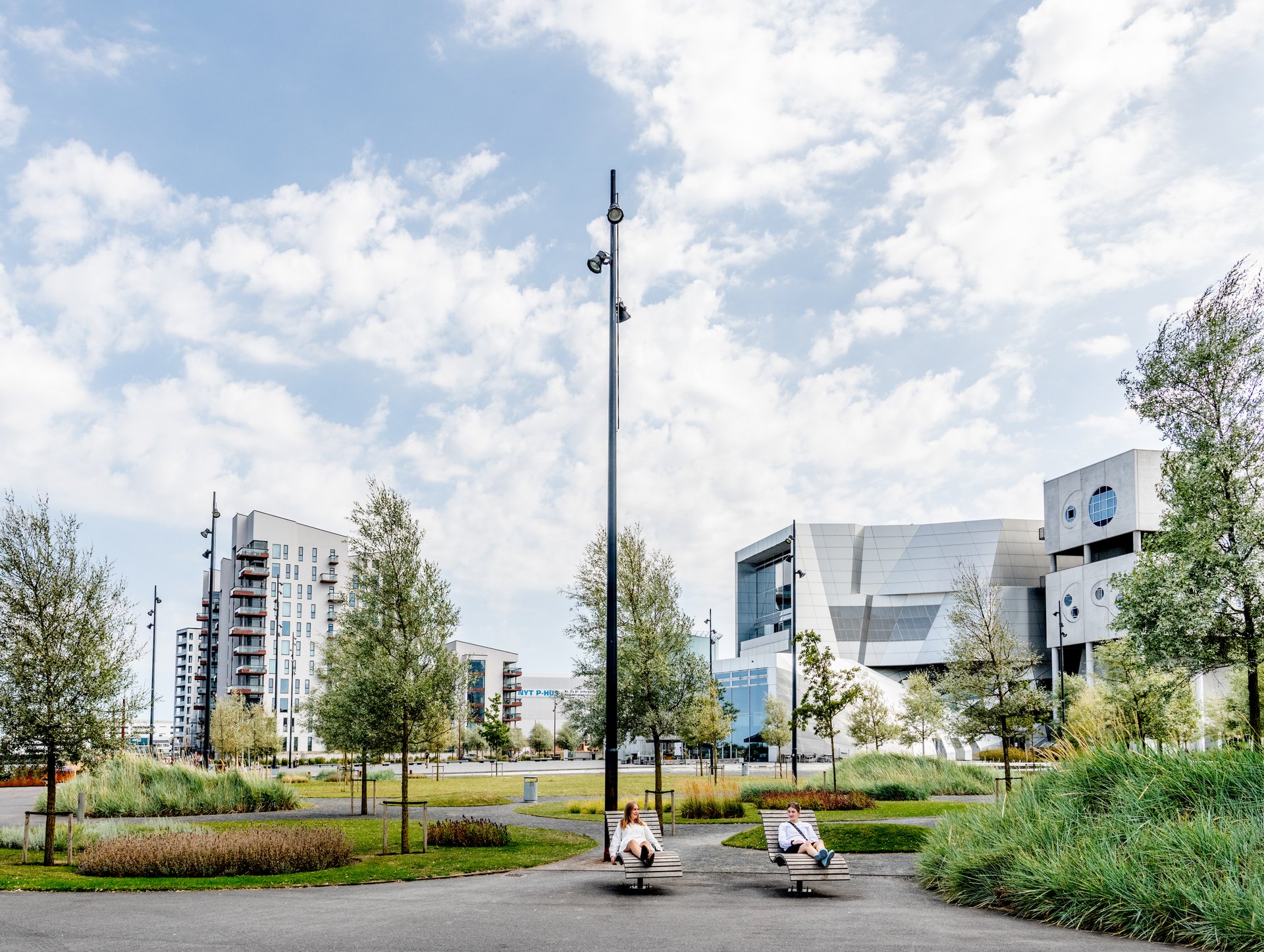 Musikkens hus med to personer på liggestole