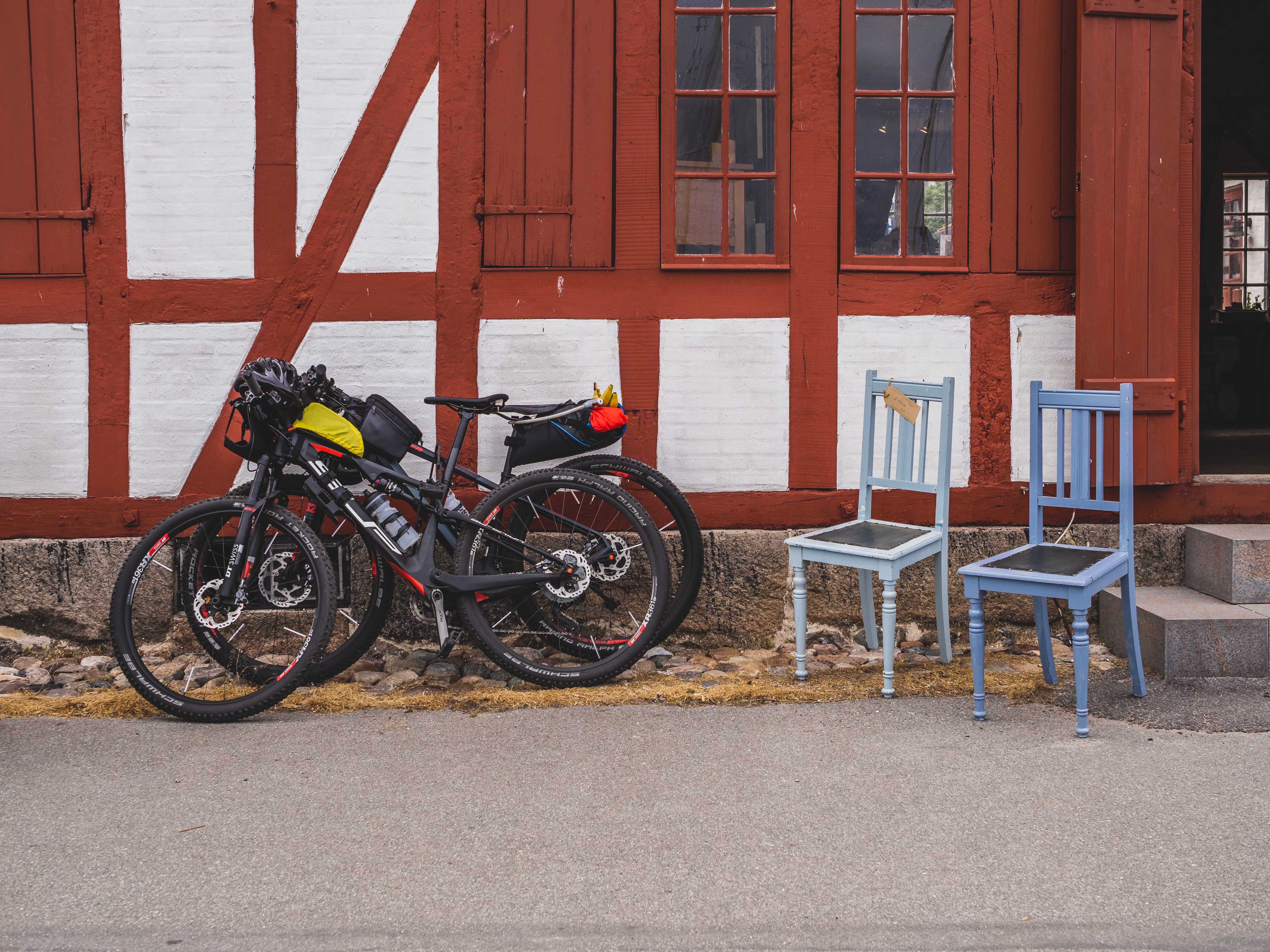 To cykler foran en gammel bygning
