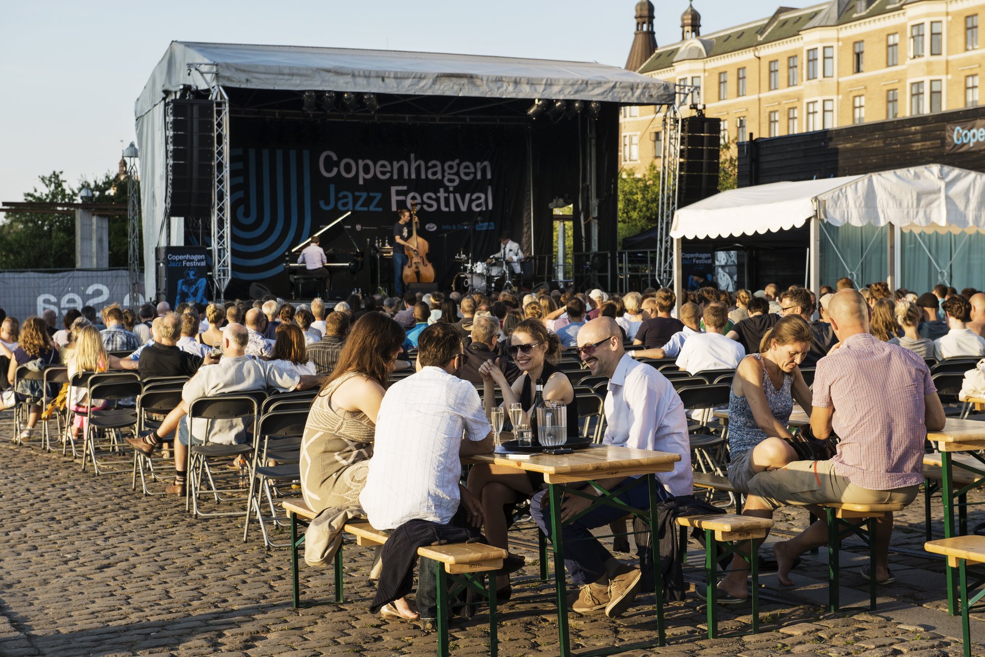 Udendørs jazzkoncert med publikum