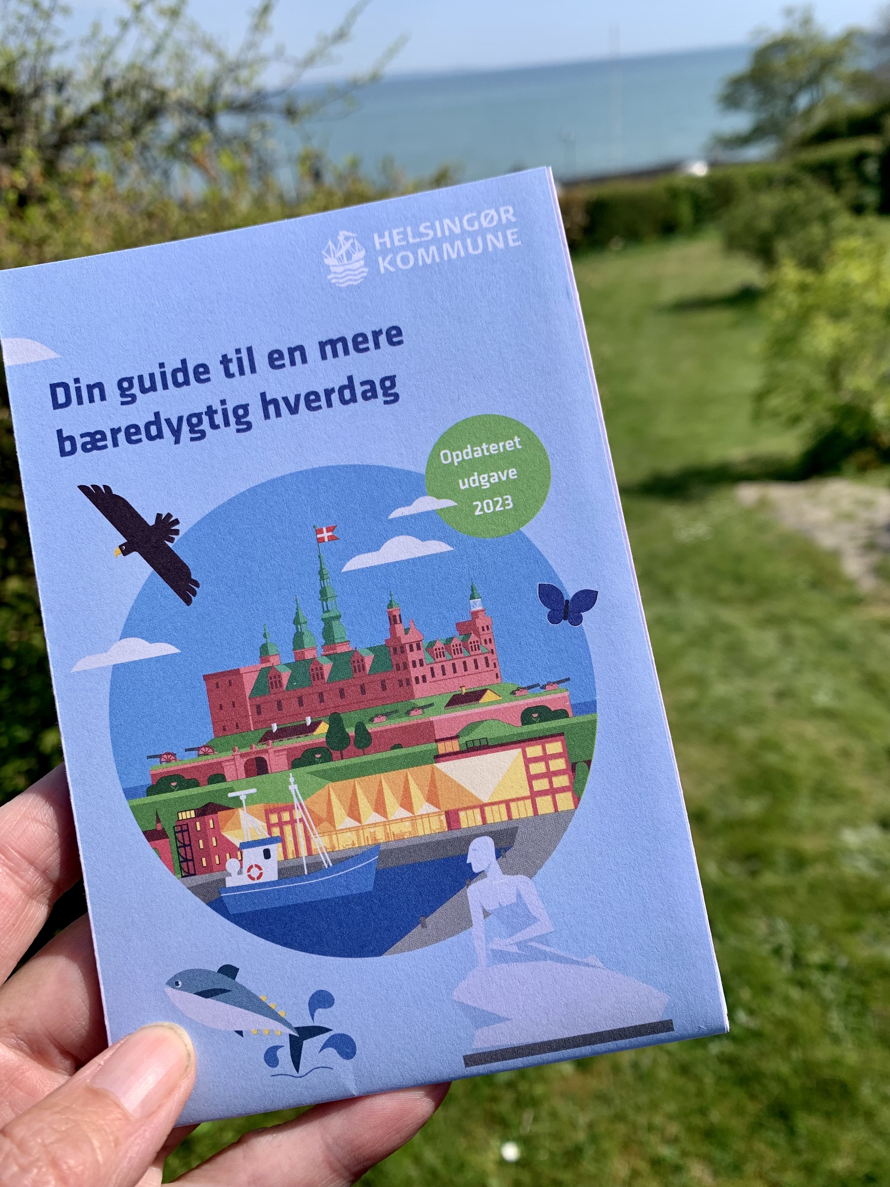 Guiden/kortet er i hånden på en person