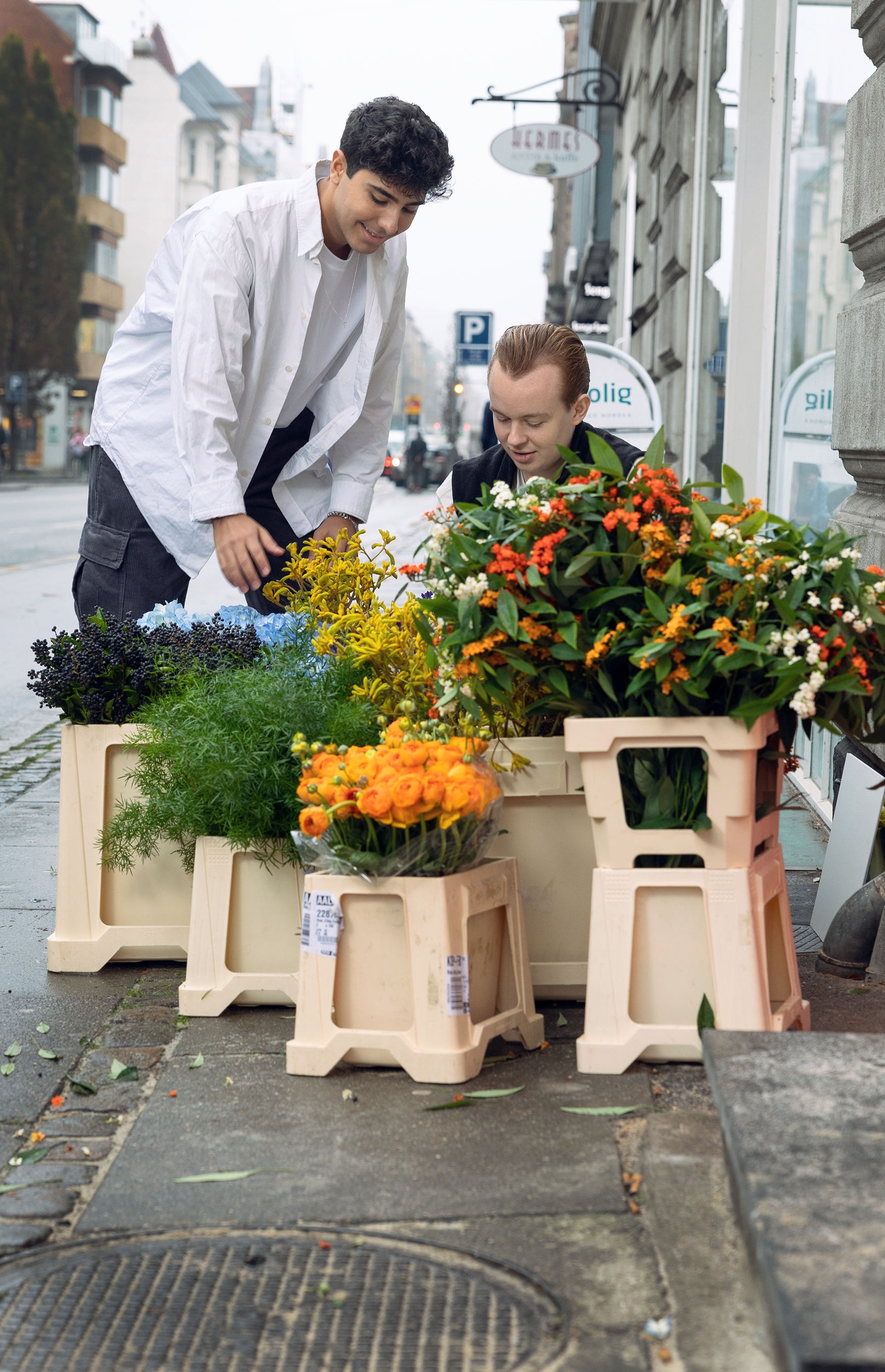 To personer står sammen med en masse blomster