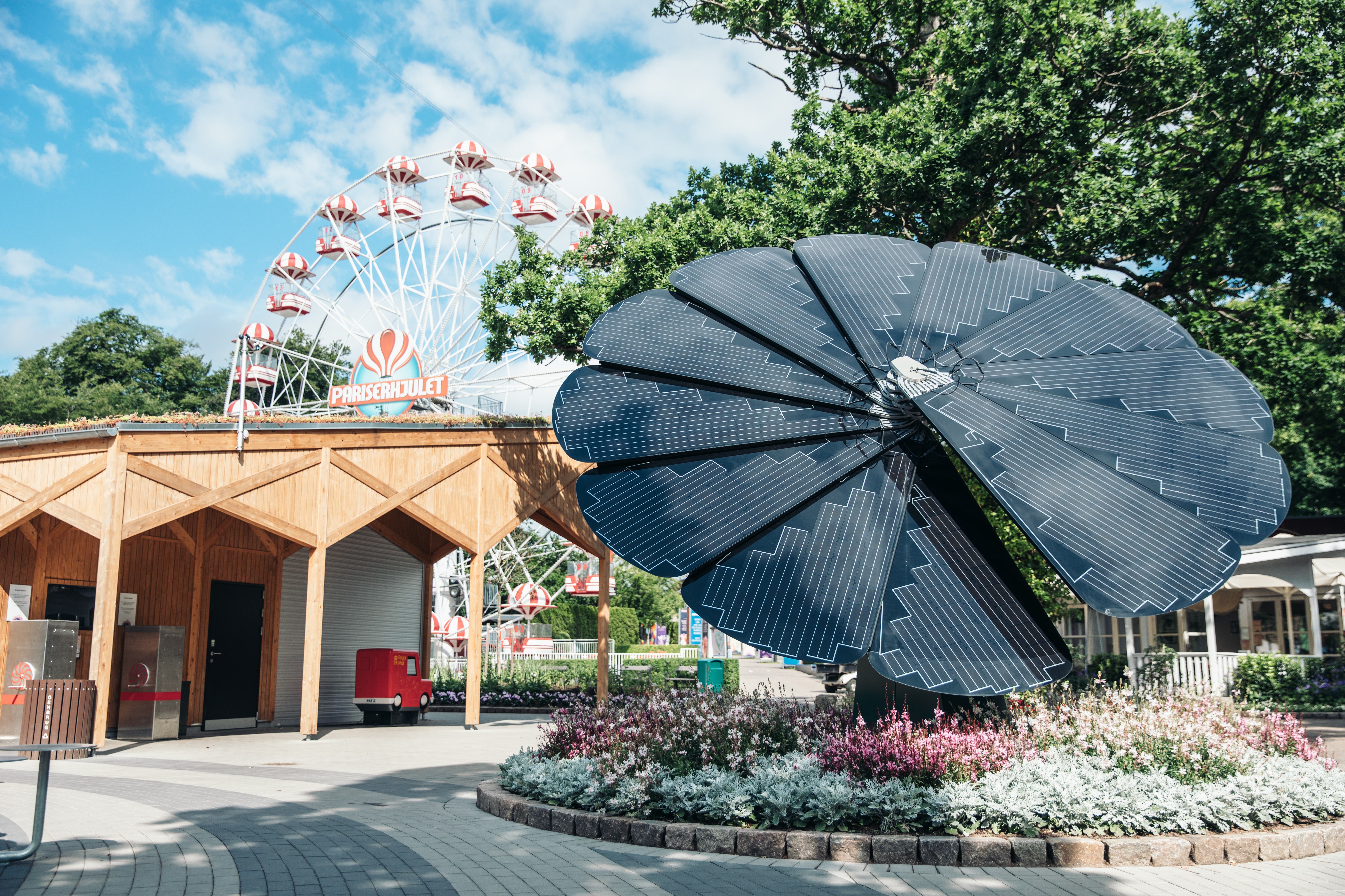 En blomst med solceller på i Tivoli Friheden 