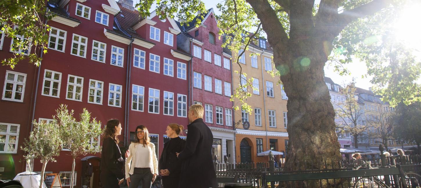 Fire personer snakker sammen på Gråbrødre Torv