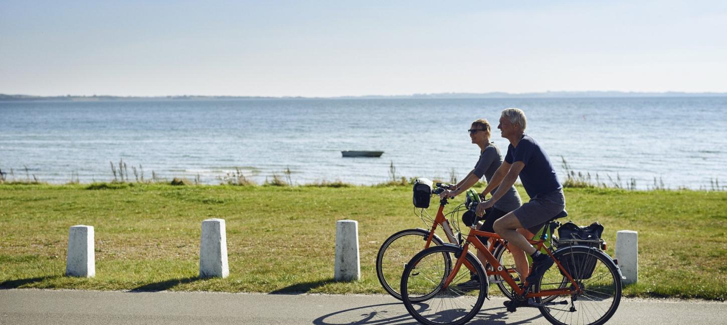 To cyklister cykler i naturen på Djursland