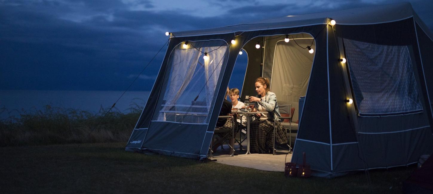 To personer camperer i mørket i naturen