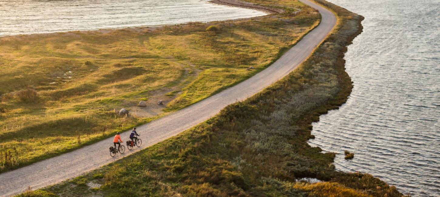 Cyklister cykler langs en cykelsti i Fynshoved