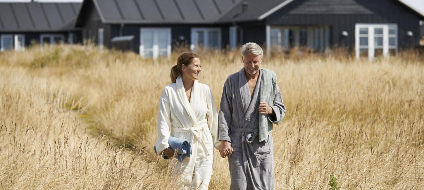 To personer skal ned at bade på Nysted strand