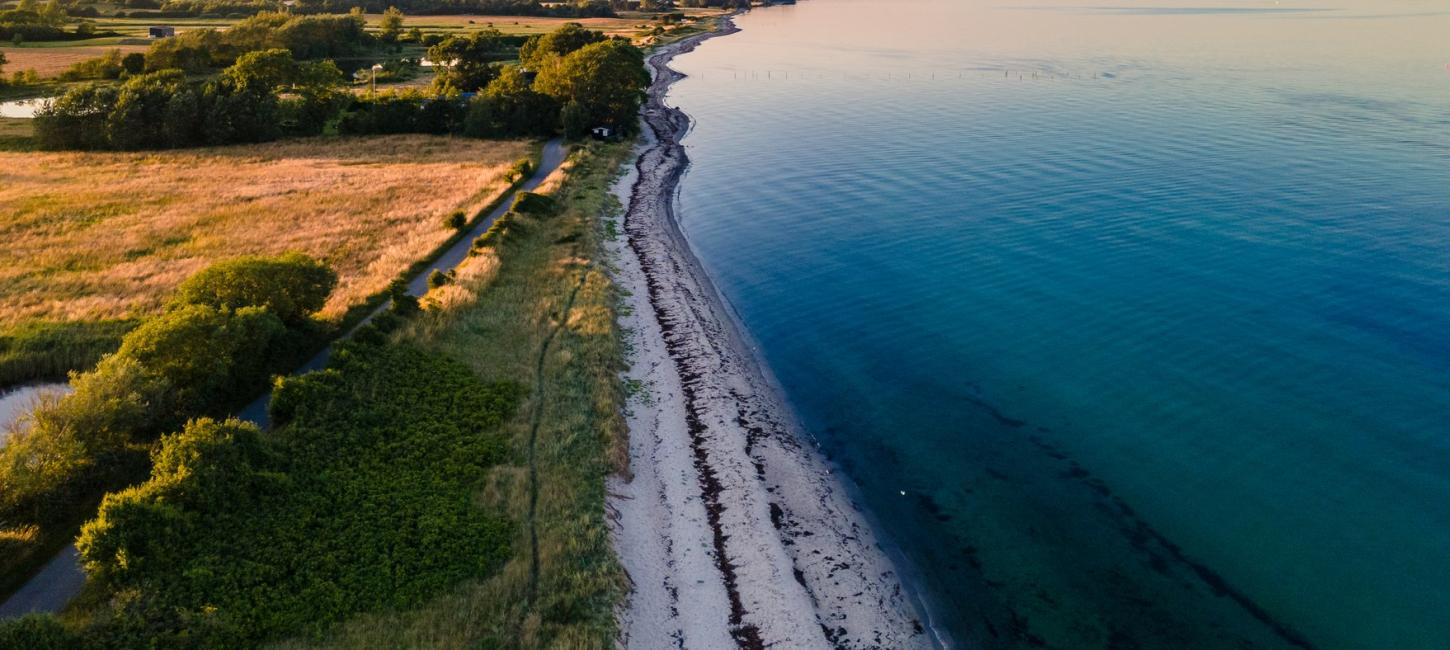 Foto af Langelands kyst og natur set oppefra