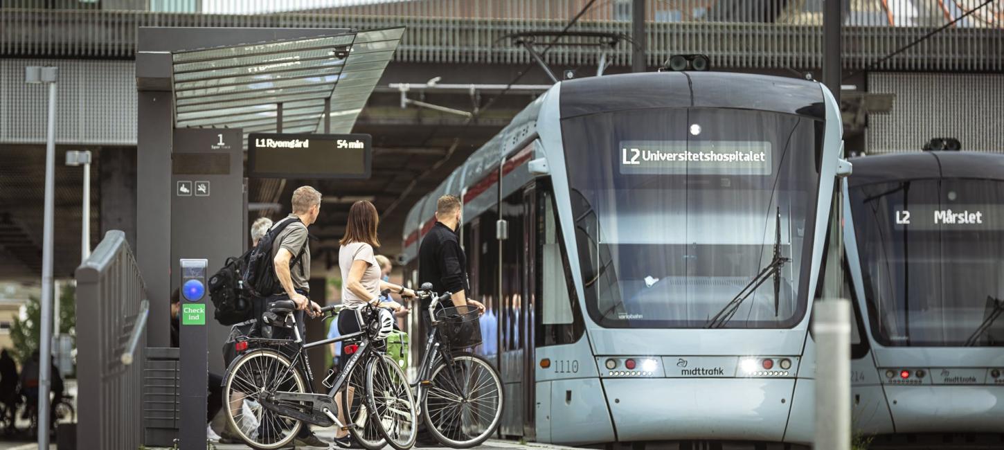 To cyklister går ind i Aarhus letbane