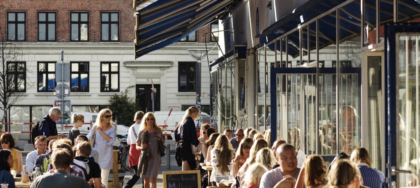 En masse mennesker hygger sig på en cafe i Kødbyen.