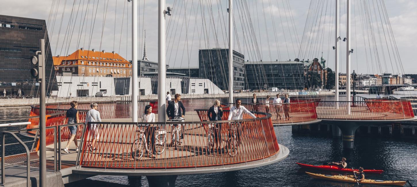 Cyklister og forgængere står på Cykelbroen i København