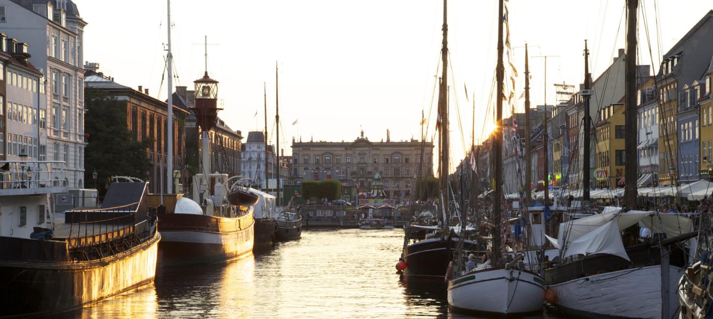 Solnedgang i Nyhavn med kig over bådene