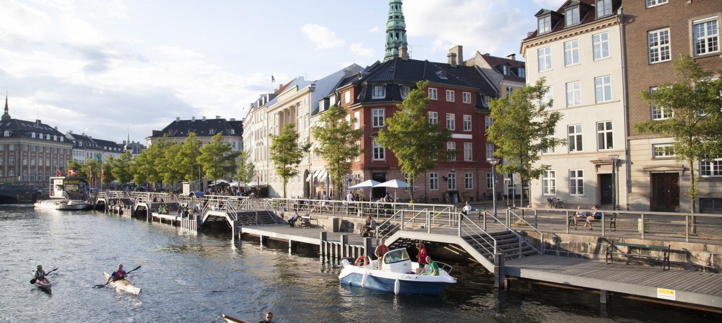 Foto af Københavns kanaler med både i solskin