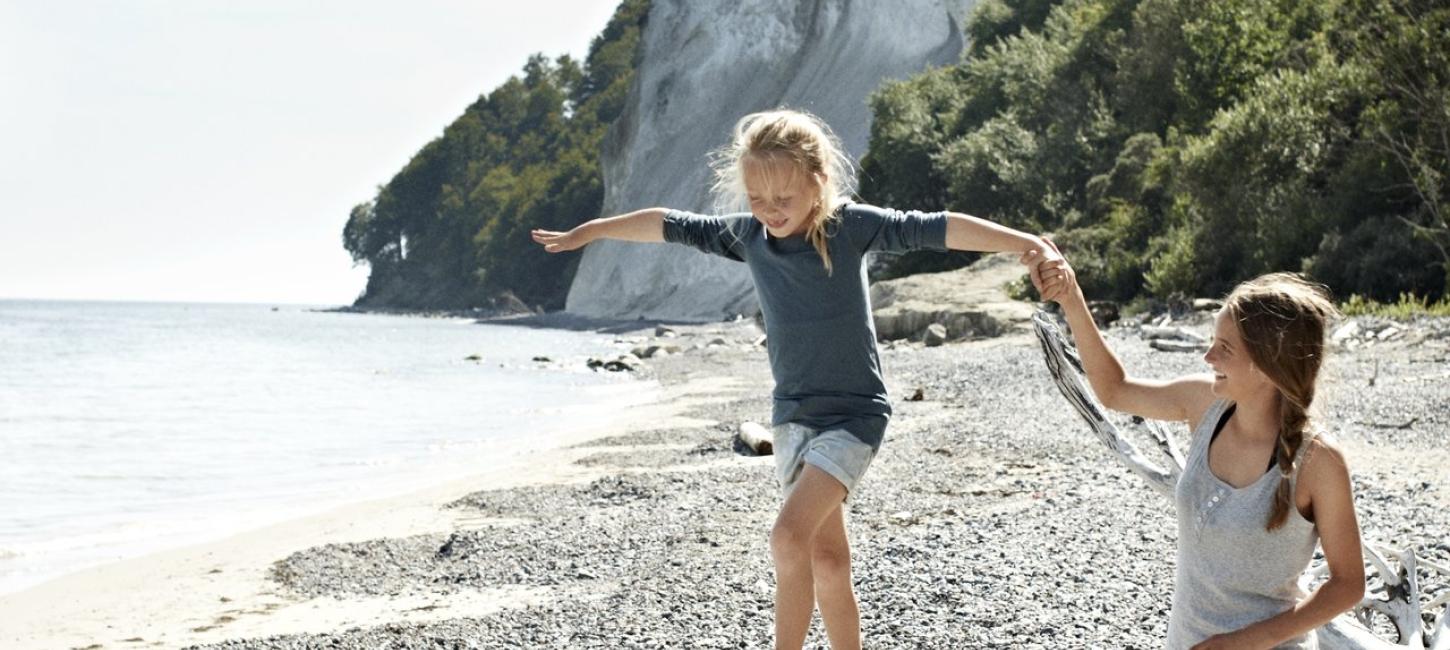 To børn leger på stranden ved Møns Klint