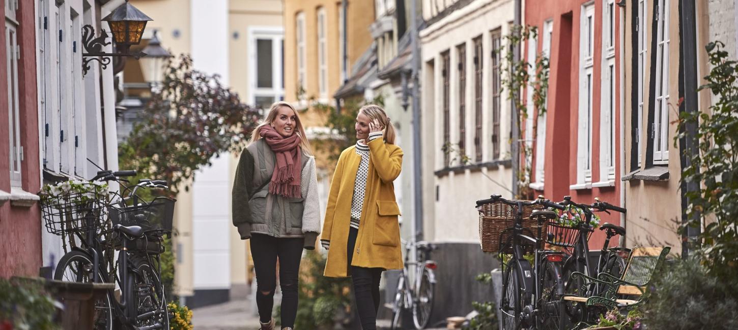 To personer går en tur i Aalborgs hyggelige gader