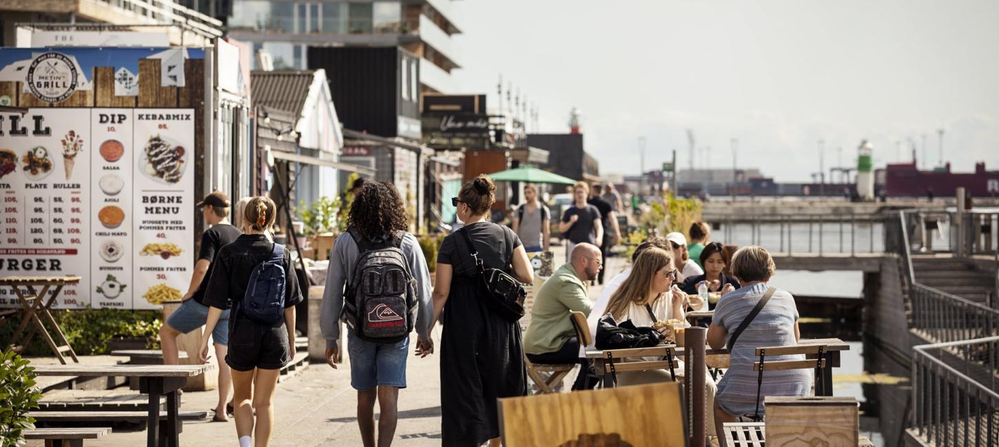 En gruppe mennesker går tur langs Aarhus Havn