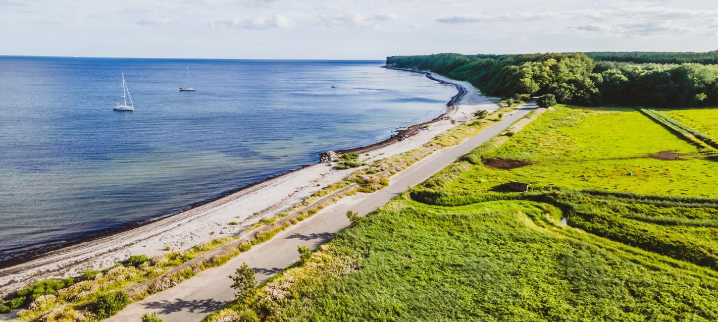 Luftfoto af hav og strand ved Hesnæs Strand