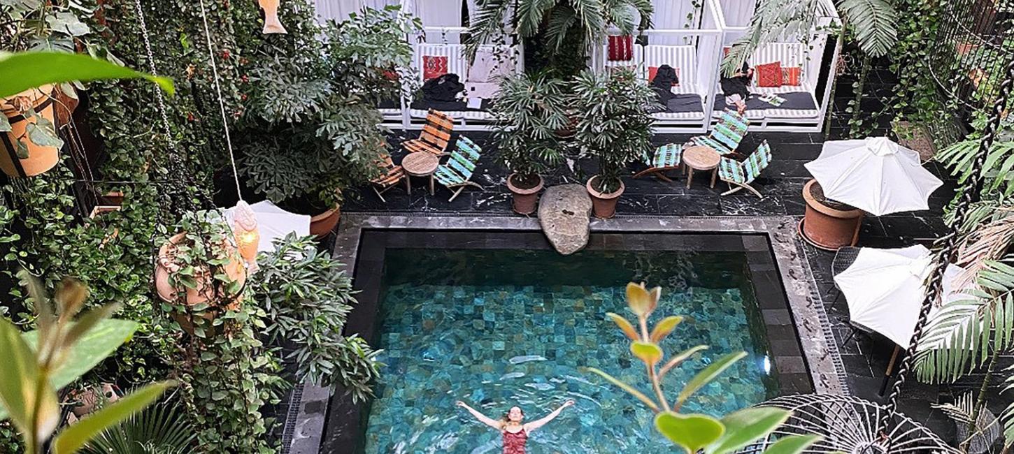 Billede af pool-område med mange planter fra Hotel Guldsmeden