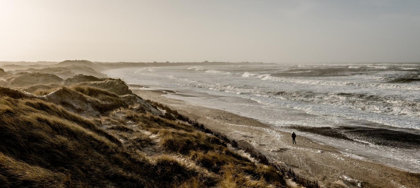 Luftfoto af Klitmøller med bølger i havet