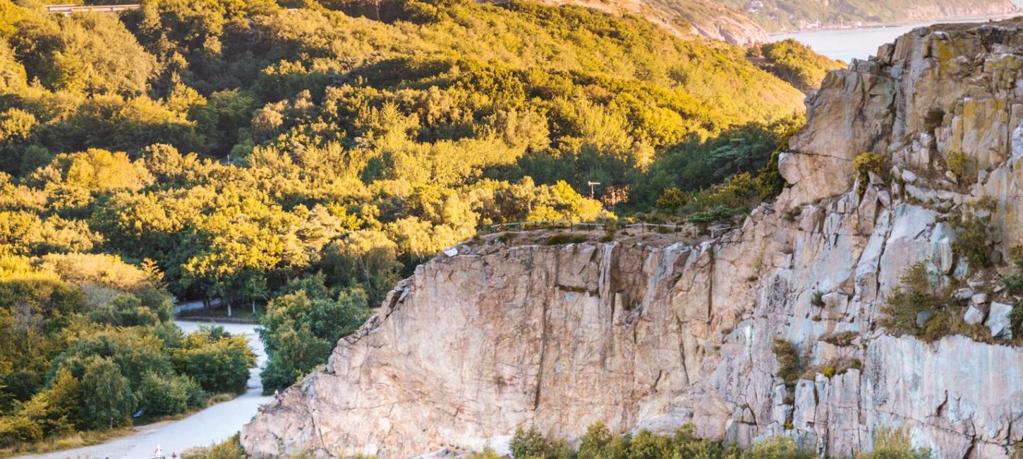 Luftfoto af den smukke natur omkring Opalsøen