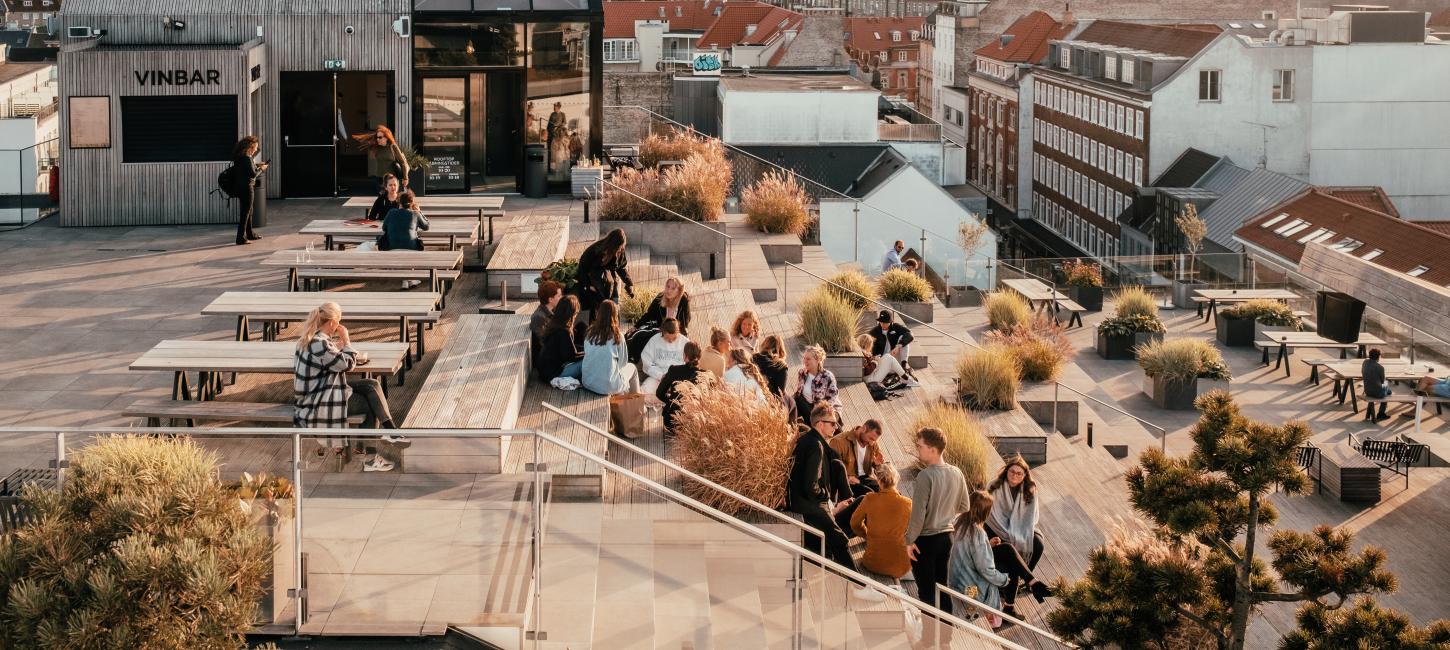 Foto af en masse personer, der hygger sig på taget af Salling