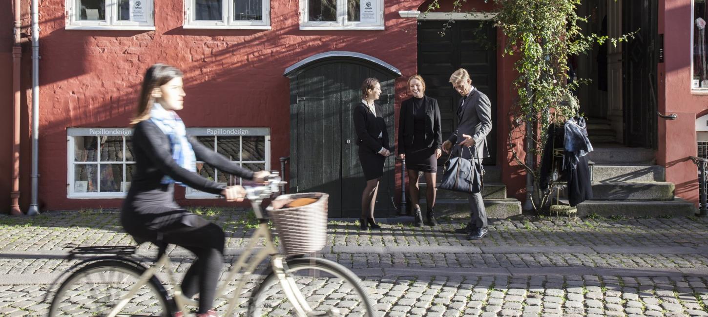 Tre personer holder møde på Grøbrødre Torv