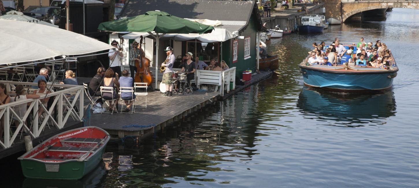 Kanalrundfart sejler gennem kanalen i Christianshavn