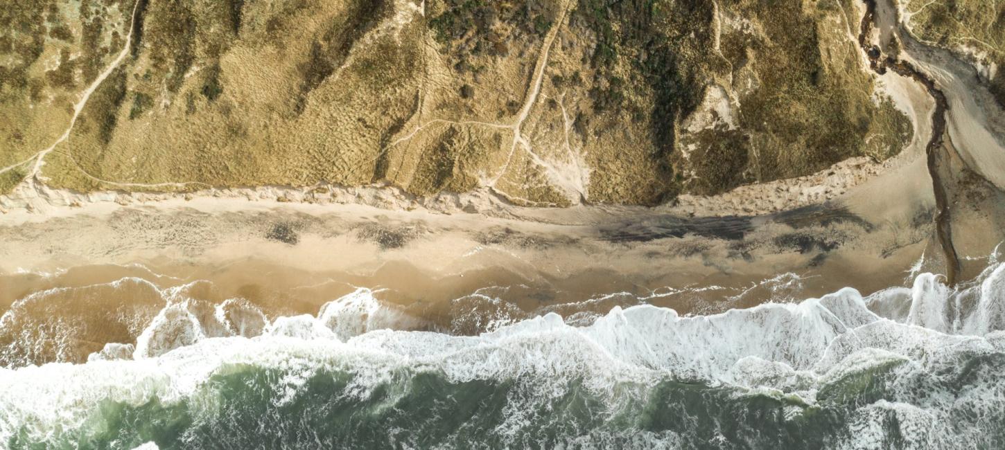 Luftfoto af hav og strand ved Klitmøller