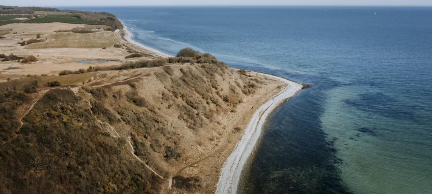 Luftfoto af strand og hav ved Jernhatten
