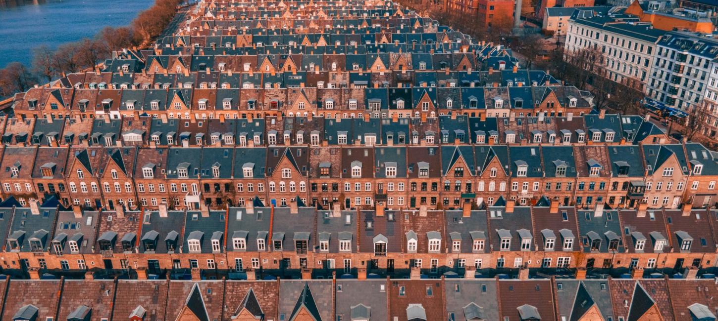 Luftfoto af de mange bygninger, der tilsammen udgør Kartoffelrækkerne i København