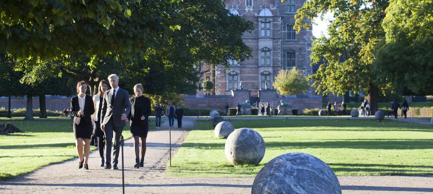 Fire business folk går i Kongens Have