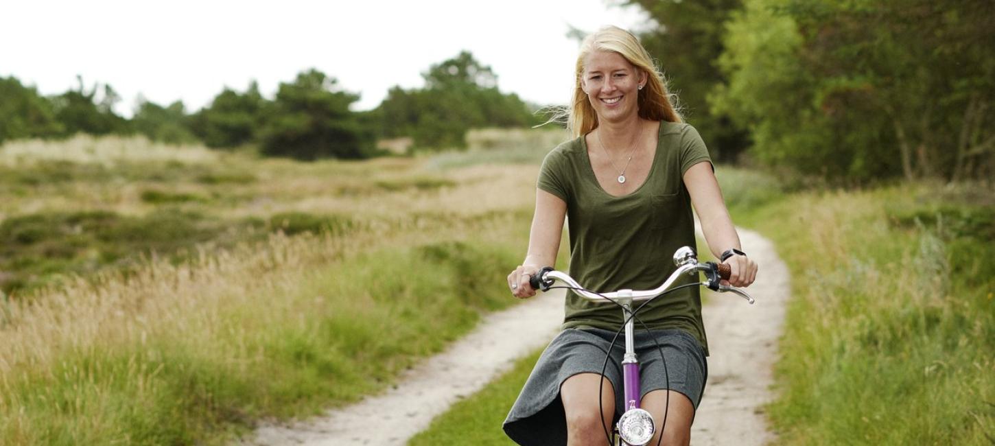 Kvinder der cykler på en sti