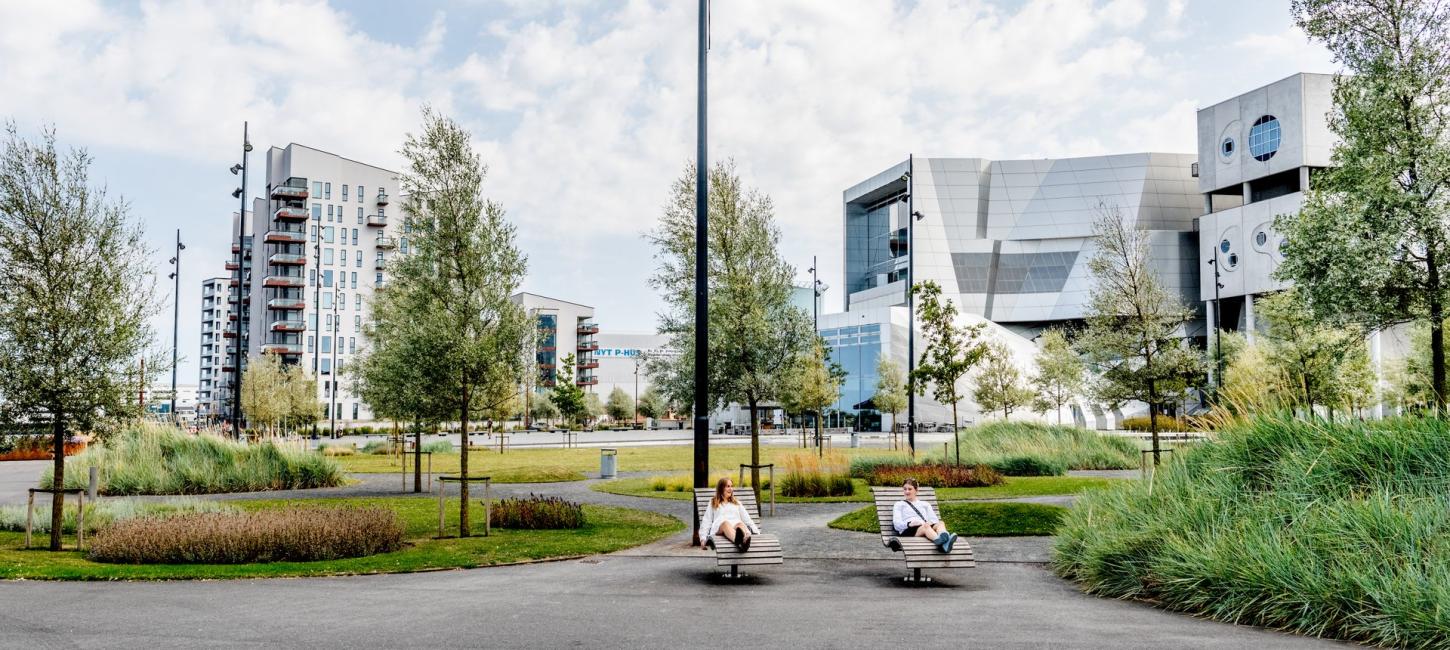 Musikkens hus med to personer på liggestole