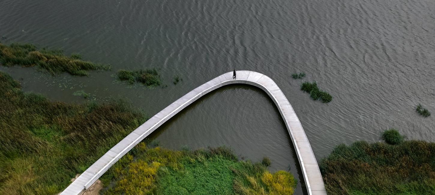 Luftfoto af en bro der går ud i vandet